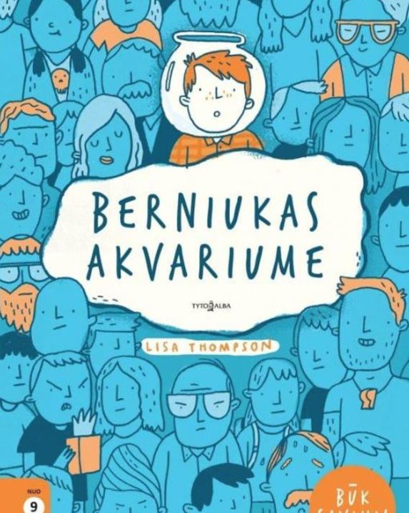 Berniukas akvariume